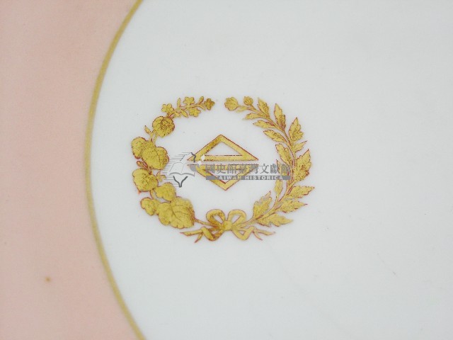 金邊花口粉彩府徽章款高腳盤藏品圖，第2張