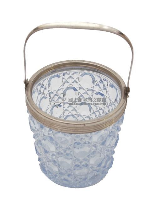 金屬提梁方形浮雕花紋淡藍色透明玻璃直筒藏品圖，第2張