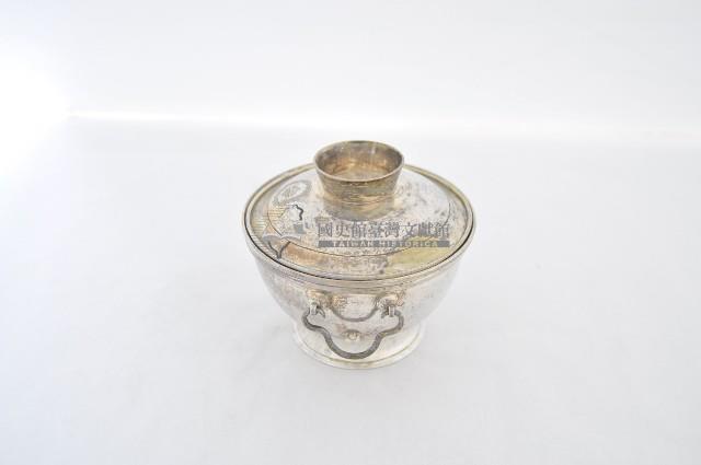 總督府徽紋雙繫環帶蓋銀碗三套組藏品圖，第2張