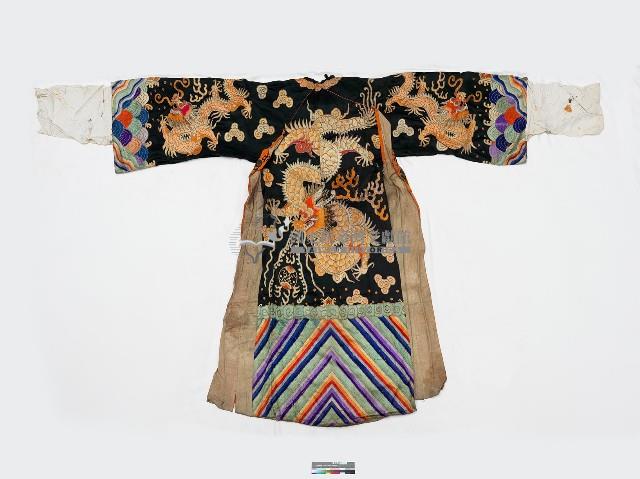 黑色龍紋長擺戲服藏品圖，第2張