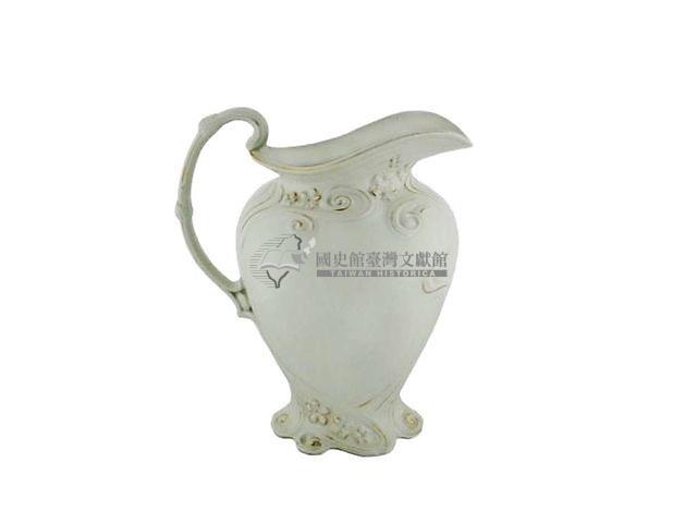 白瓷雕花側把水瓶藏品圖，第2張