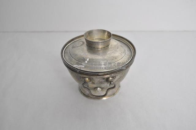 總督府徽紋雙繫環帶蓋銀碗三套組藏品圖，第2張