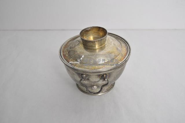 總督府徽紋雙繫環帶蓋銀碗三套組藏品圖，第2張