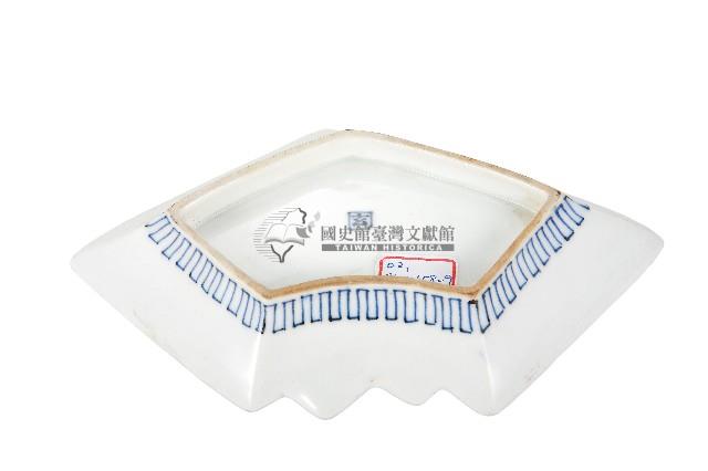 青花山水樓閣襷紋雙結型皿藏品圖，第2張