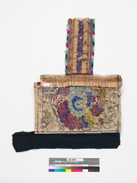 中國臺江苗族紅底紫紅色刺繡繡片藏品圖，第2張