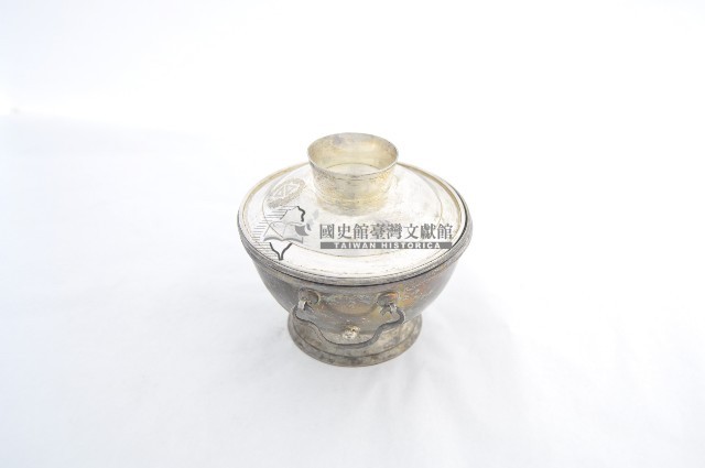 總督府徽紋雙繫環帶蓋銀碗三套組藏品圖，第2張