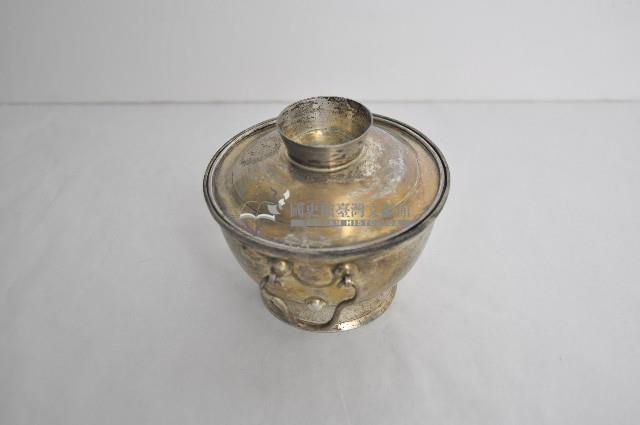 總督府徽紋雙繫環帶蓋銀碗三套組藏品圖，第2張
