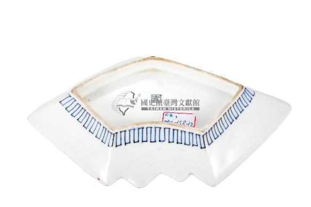 青花山水樓閣襷紋雙結型皿藏品圖，第2張