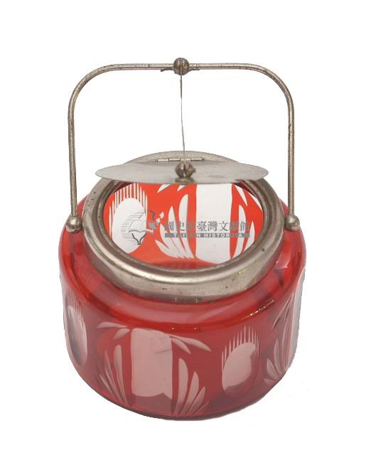 金屬提梁帶蓋紅色花飾透明玻璃矮罐藏品圖，第2張