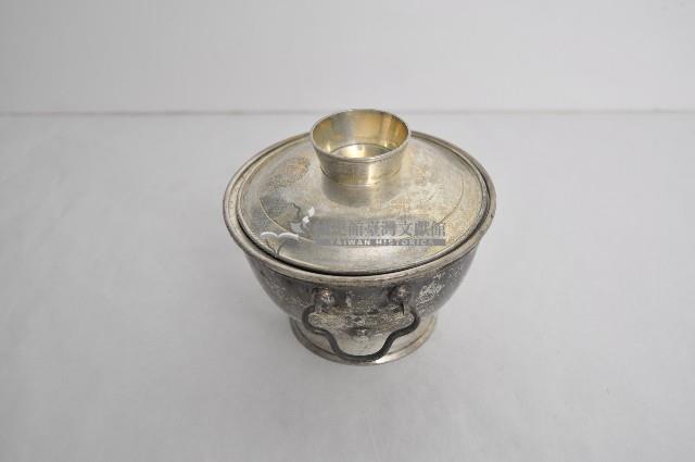 總督府徽紋雙繫環帶蓋銀碗三套組藏品圖，第2張