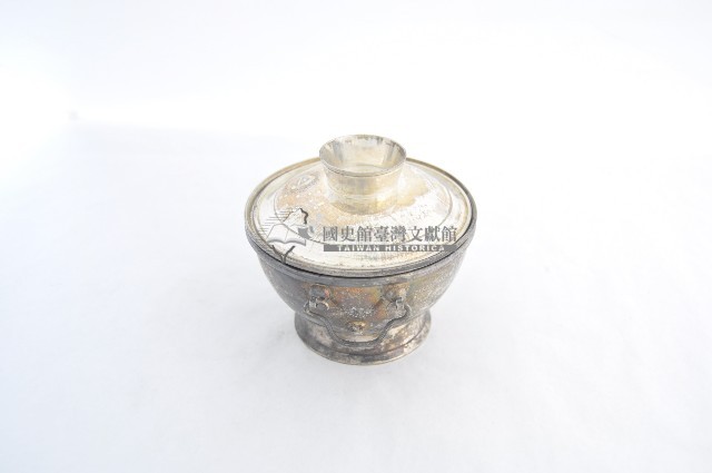 總督府徽紋雙繫環帶蓋銀碗三套組藏品圖，第2張