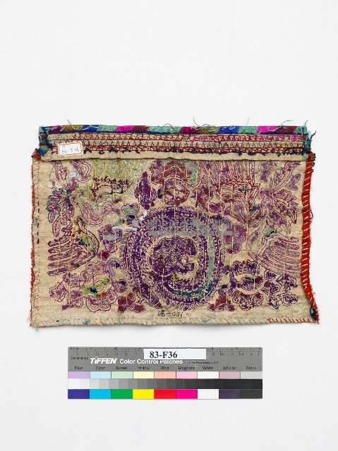 中國臺江苗族紅底紫紅色刺繡繡片藏品圖，第2張