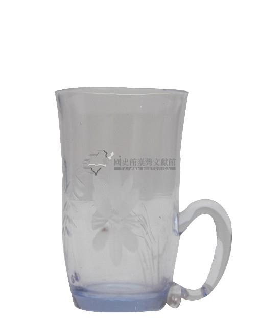 淡藍色透明花卉紋提把杯藏品圖，第2張