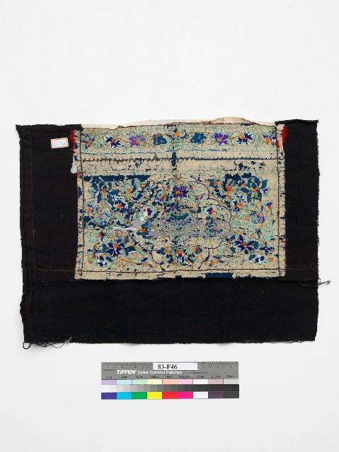 中國臺江苗族紅底綠色刺繡繡片藏品圖，第2張