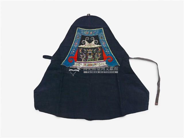 中國松桃苗族女性服裝一套及黑底貼繡帳簾藏品圖，第1張
