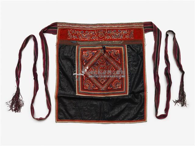 中國排調苗族女性服飾一套及黑底刺繡背帶藏品圖，第1張