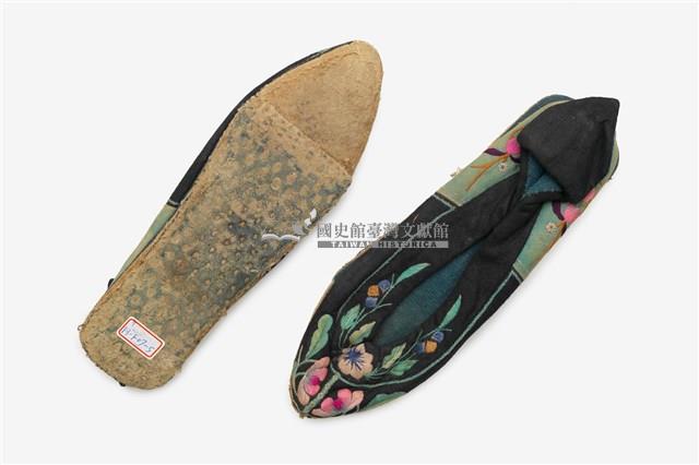 中國松桃苗族女性服裝一套及黑底貼繡帳簾藏品圖，第8張