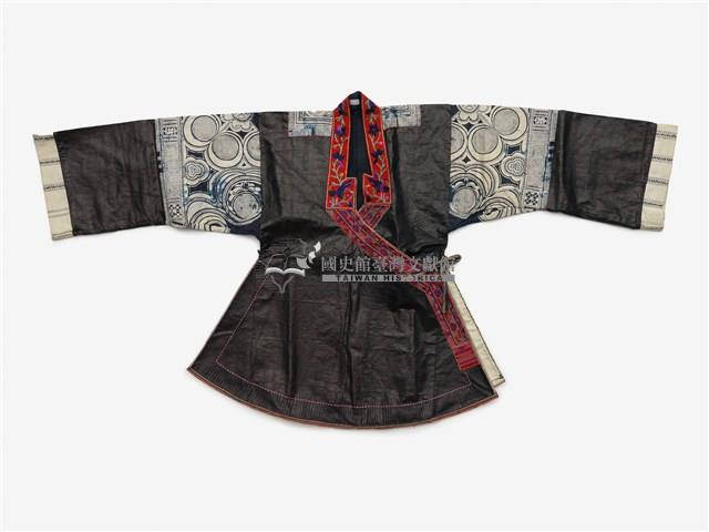 中國排調苗族女性服飾一套及黑底刺繡背帶藏品圖，第6張