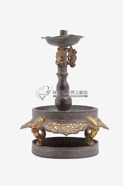敬神用錫器鎏金燭臺藏品圖，第1張