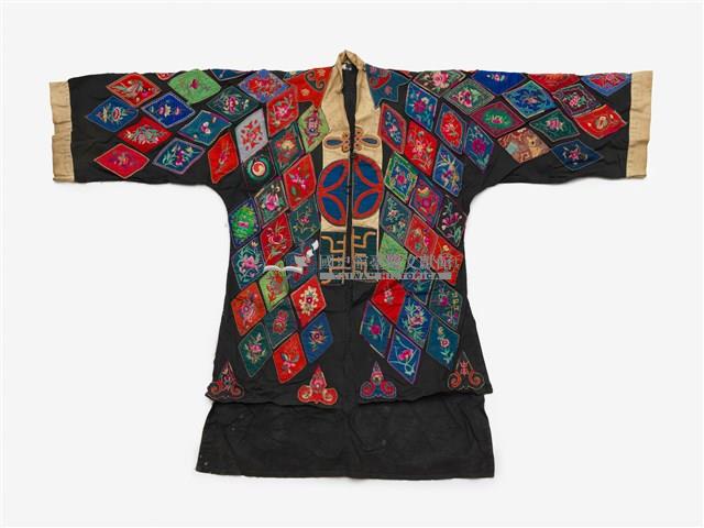 中國松桃苗族黑底對襟飾片祭服藏品圖，第1張