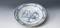 青花花籃紋折沿盤藏品圖，第1張