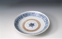 青花印花梵文盤	 	藏品圖，第1張