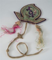 綠底桃形花果紋香囊藏品圖，第2張