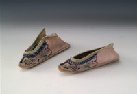 粉地繡花平底翹鞋藏品圖，第1張