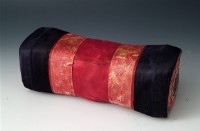 紅黑緞面繡枕藏品圖，第2張