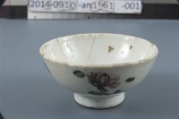 白底彩釉小杯	 	藏品圖，第1張