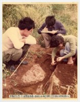 郭得鈴先生等人在台東縣 漁場遺址發掘石板棺的情景	 	藏品圖，第1張