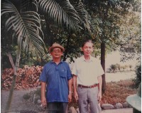 與文壇文學家陳冠學合影照片（含框）藏品圖，第1張