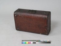 紅漆貼花皮箱	 	藏品圖，第1張