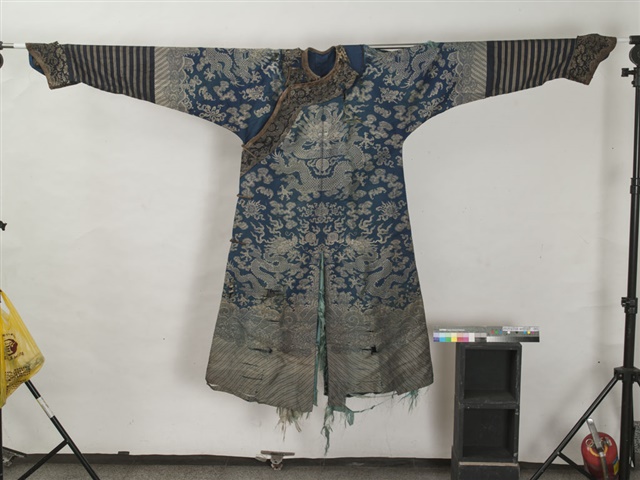 清藍緞地刺繡蟒袍朝服的圖片
