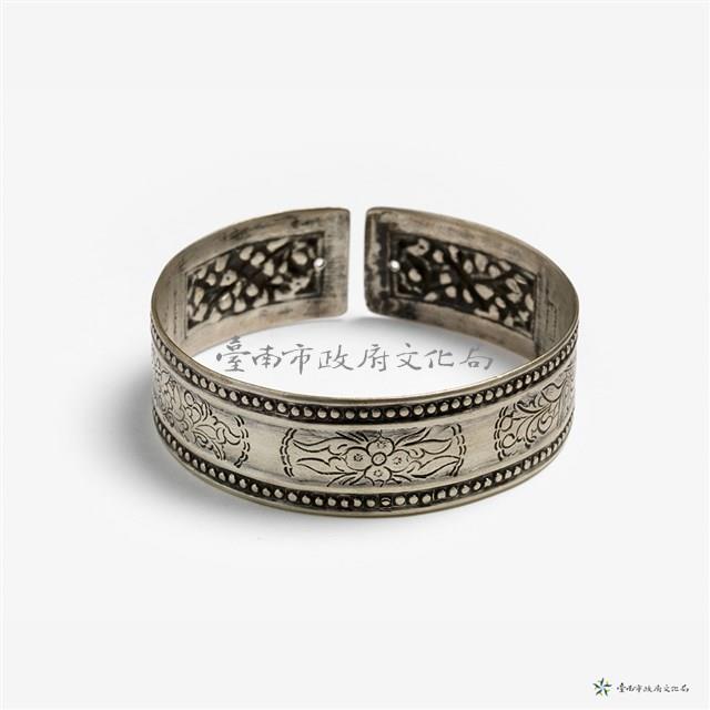 花籃紋銀鐲一對藏品圖，第3張