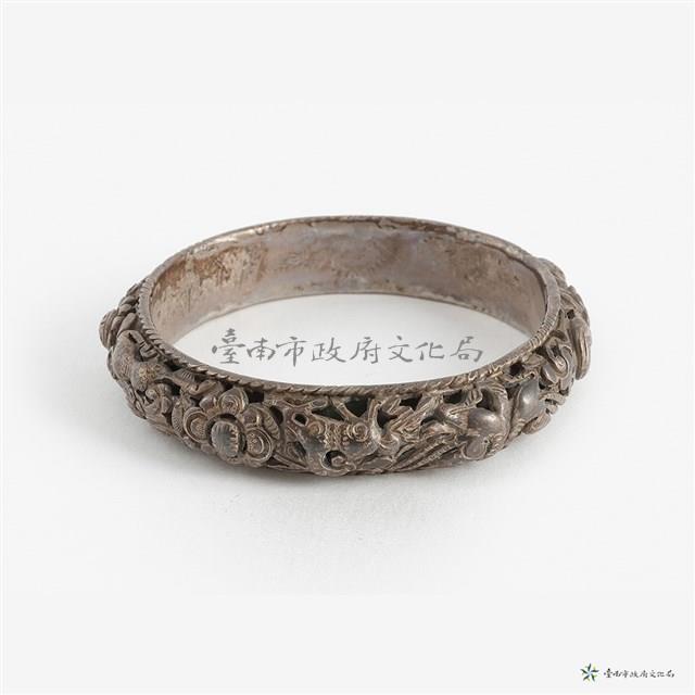 透雕雙龍朝口銀鐲藏品圖，第3張