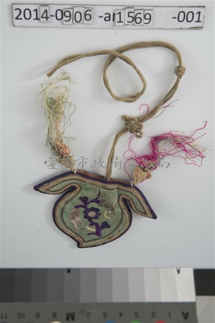 綠底桃形花果紋香囊藏品圖，第1張