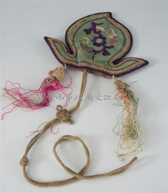 綠底桃形花果紋香囊藏品圖，第2張