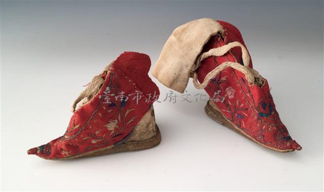 紅棉地彩繡高跟尖頭弓鞋藏品圖，第2張