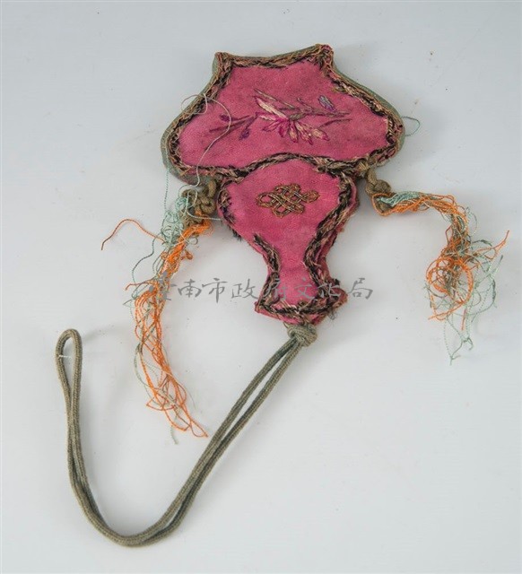 桃紅底葫蘆形花卉紋煙絲袋藏品圖，第1張