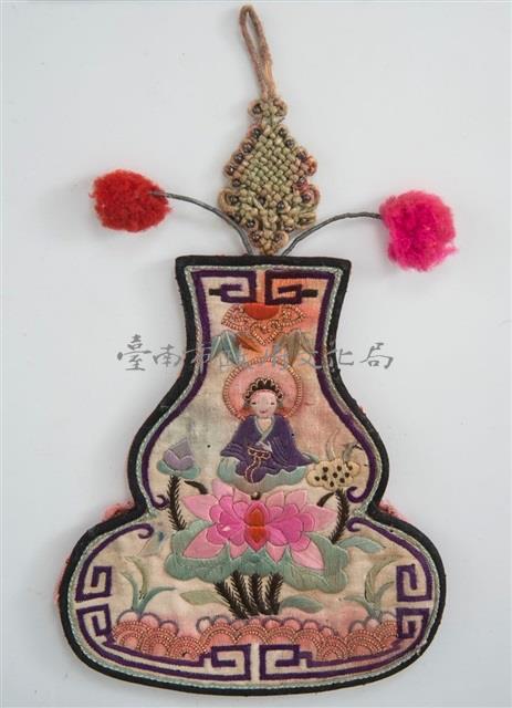 白底葫蘆形佛坐蓮花紋煙絲袋藏品圖，第2張