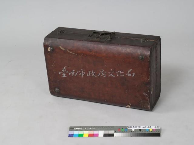 紅漆貼花皮箱	 	藏品圖，第1張