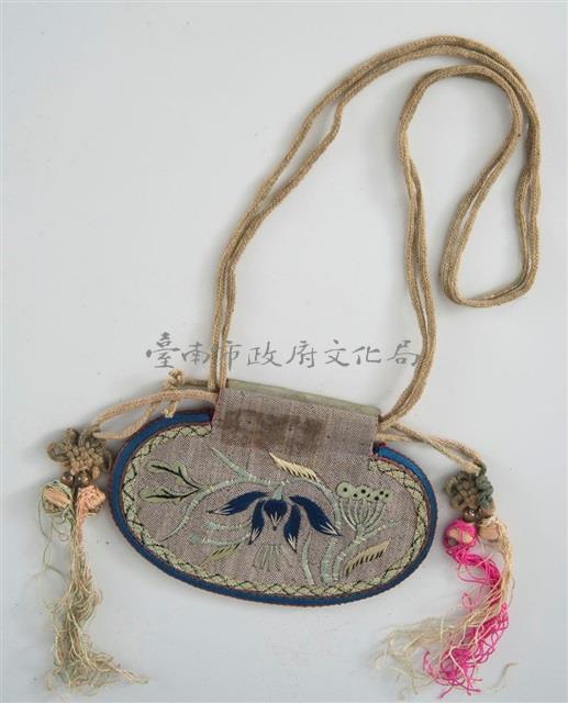褐底橢圓形花卉紋煙絲袋藏品圖，第2張