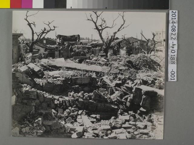 爆擊後的台南市街路－清水寺廟後街景	 	藏品圖，第1張