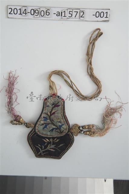 黑底葫蘆形花卉紋煙絲袋藏品圖，第1張