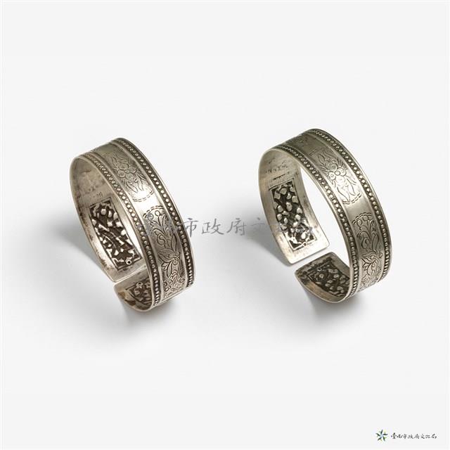 花籃紋銀鐲一對藏品圖，第1張
