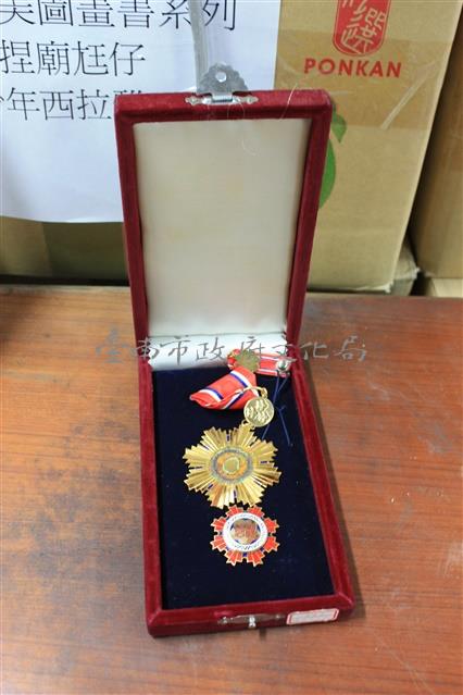 一等獎章     服務獎章（含紅色盒）藏品圖，第1張