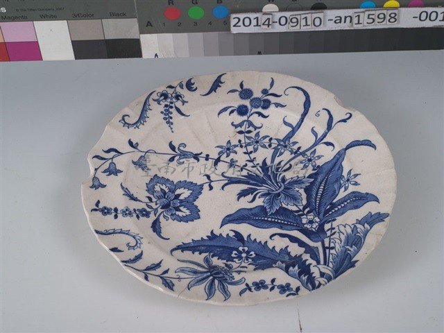 白底藍彩花卉淺盤	 	藏品圖，第1張