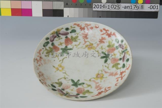 灰白底五彩花紋盤	藏品圖，第1張