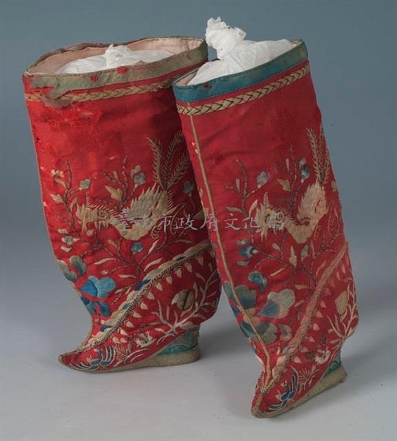 紅地刺繡高筒弓鞋藏品圖，第2張